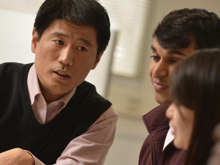 ACPHS 教师 Member Andy Zheng Speaks with Students